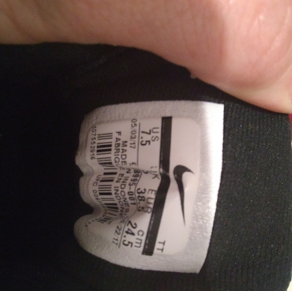 Nike - Picture 2 of 5